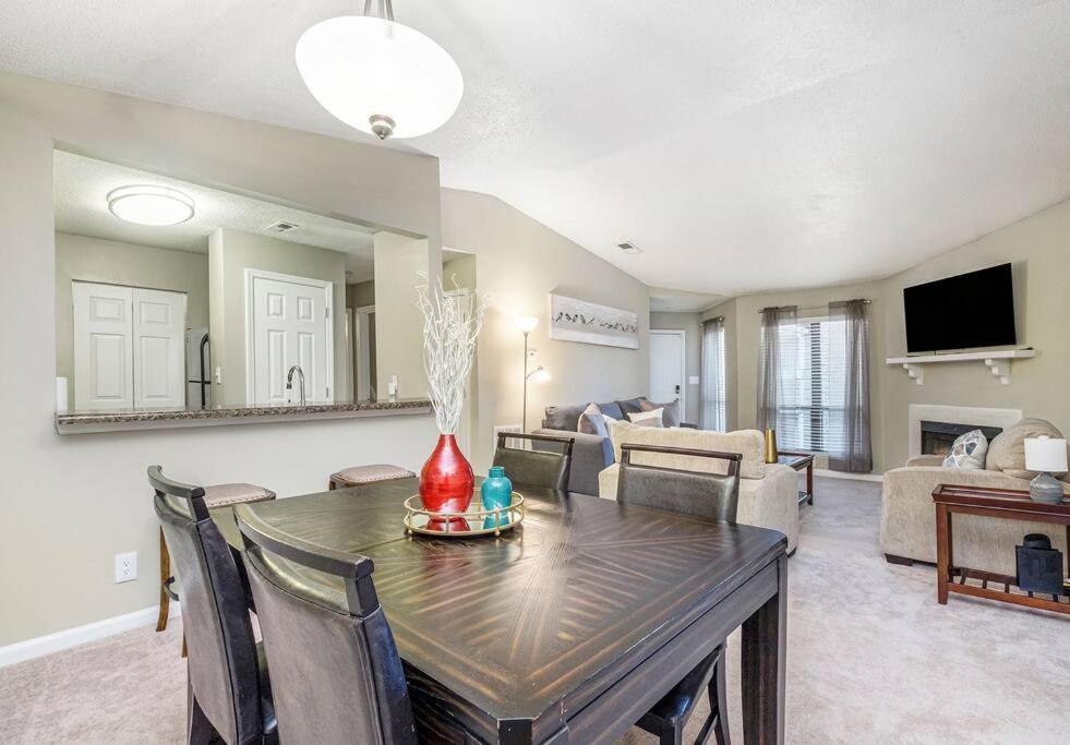 Charming Apartment With Wi-Fi Charlotte Bagian luar foto