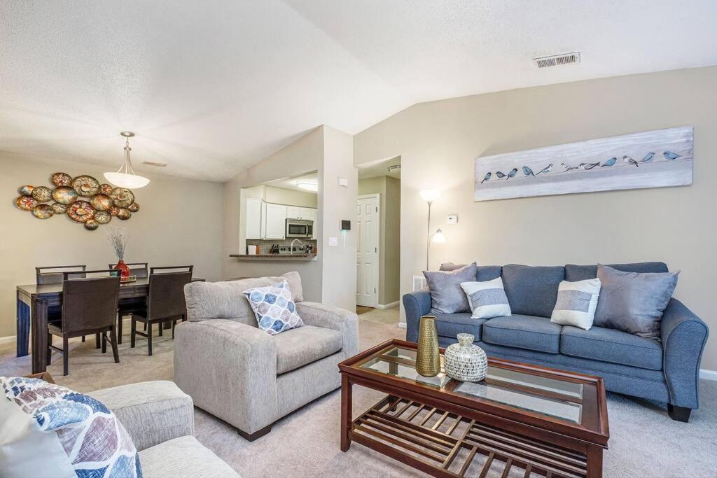 Charming Apartment With Wi-Fi Charlotte Bagian luar foto