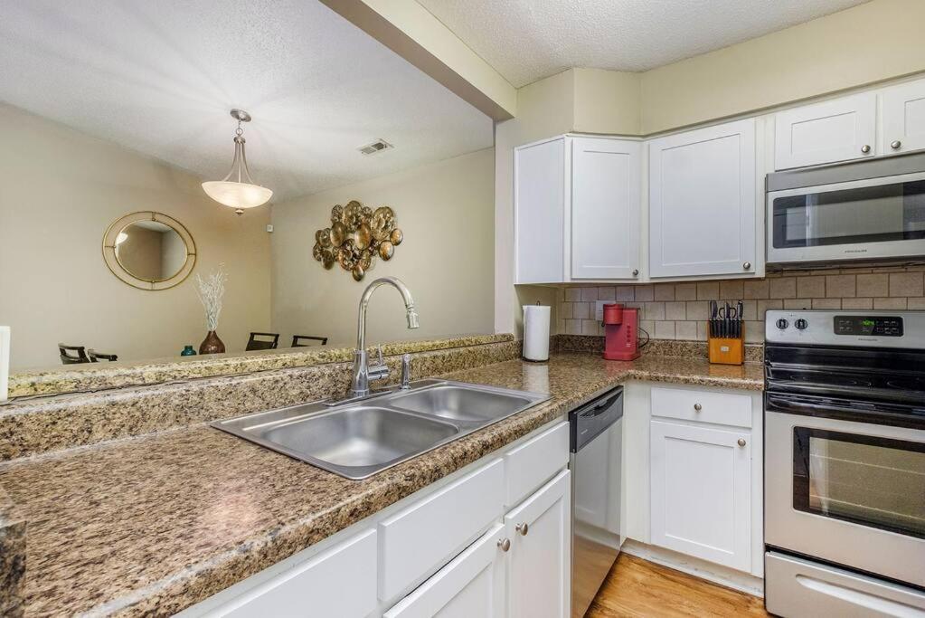 Charming Apartment With Wi-Fi Charlotte Bagian luar foto
