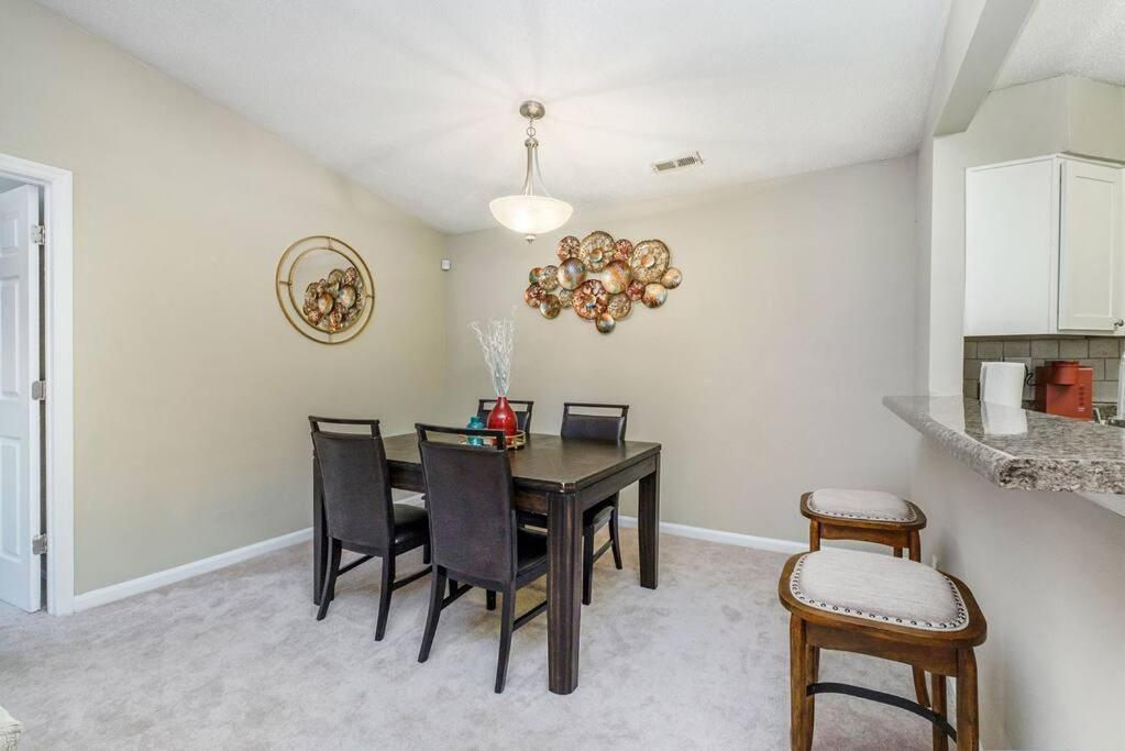 Charming Apartment With Wi-Fi Charlotte Bagian luar foto