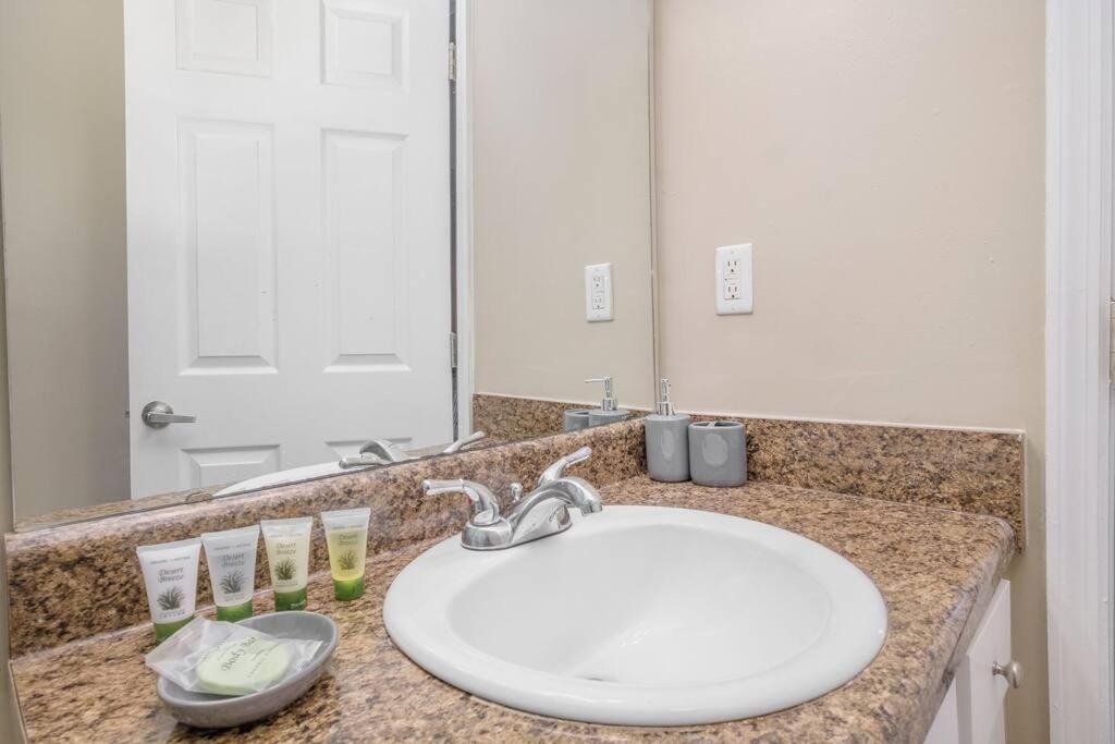 Charming Apartment With Wi-Fi Charlotte Bagian luar foto