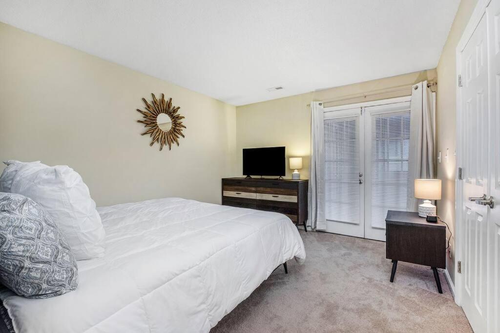 Charming Apartment With Wi-Fi Charlotte Bagian luar foto