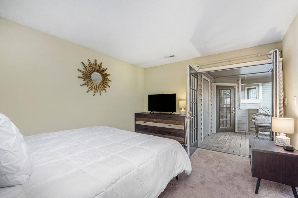 Charming Apartment With Wi-Fi Charlotte Bagian luar foto