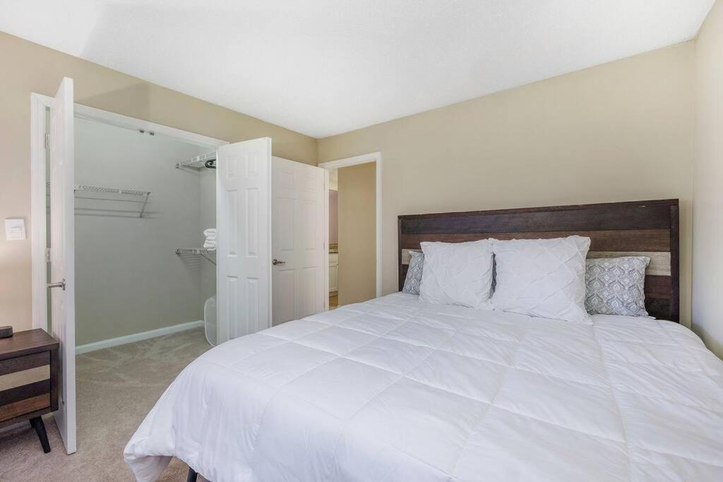 Charming Apartment With Wi-Fi Charlotte Bagian luar foto